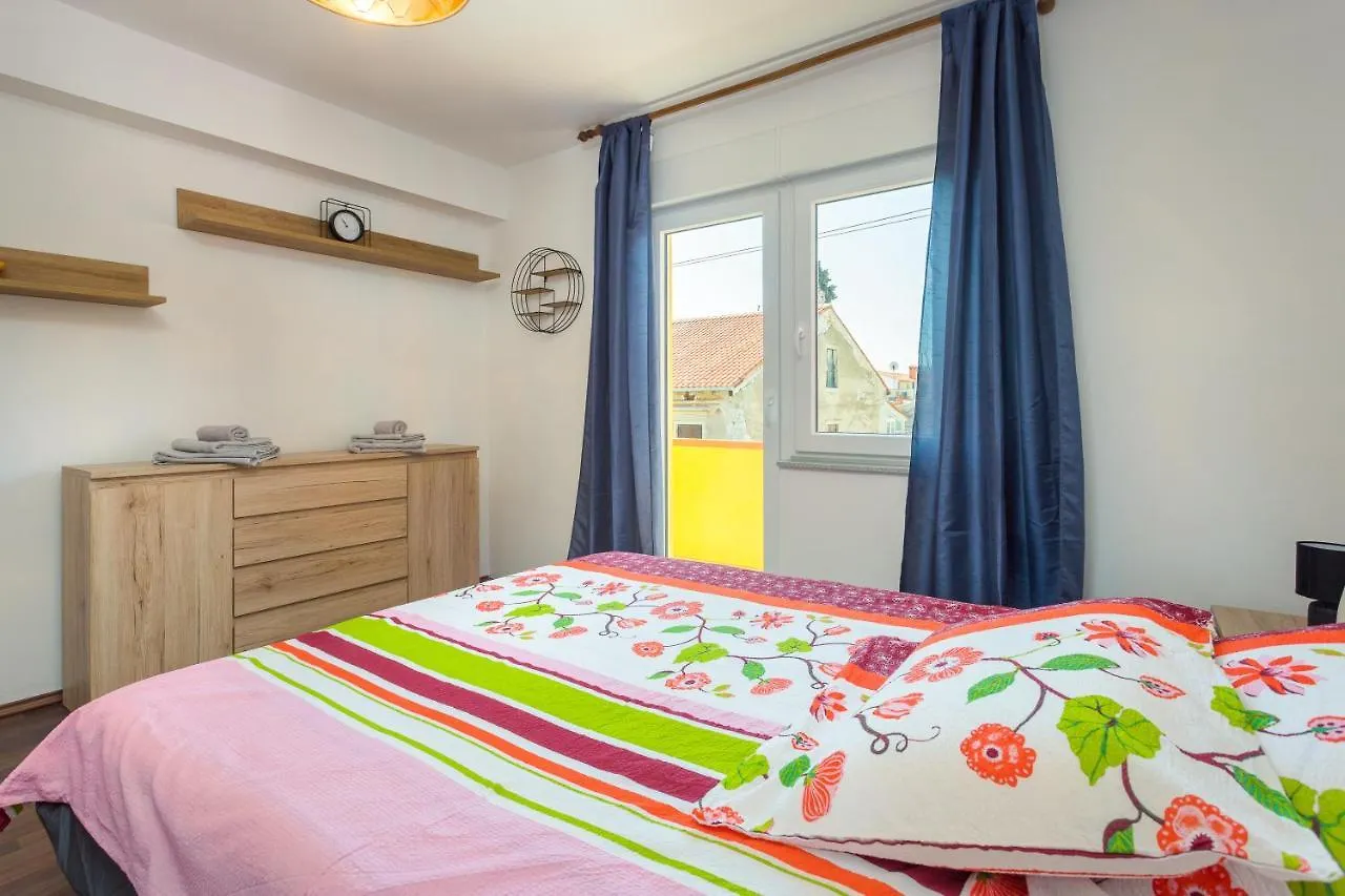 Sunny Apartment Ili Near Amfiteatar PUY 0*,  크로아티아